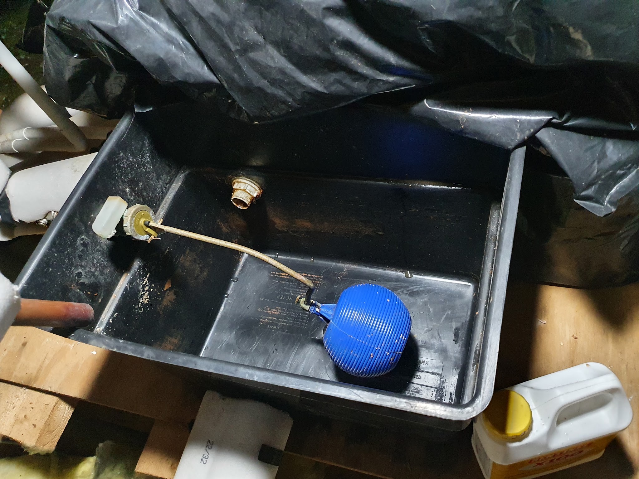 Cold water tank with a ball valve and float